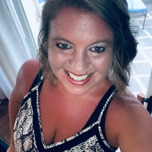 Meet your Posher, Candice - Picture 2 of 3